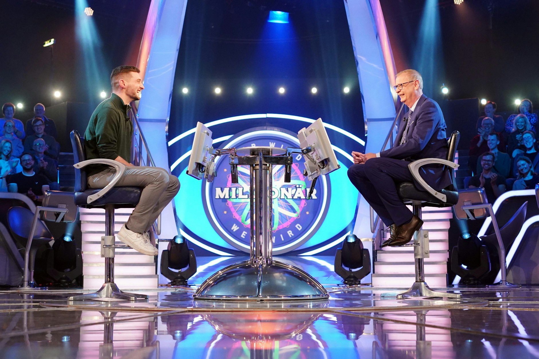 Sören Henschel (l.) und Günther Jauch im Studio von „Wer wird Millionär“. Der Kandidat kämpft sich bis zu den schweren Fragen - doch als es um Korotkoff-Geräusche geht, ist Schluss.