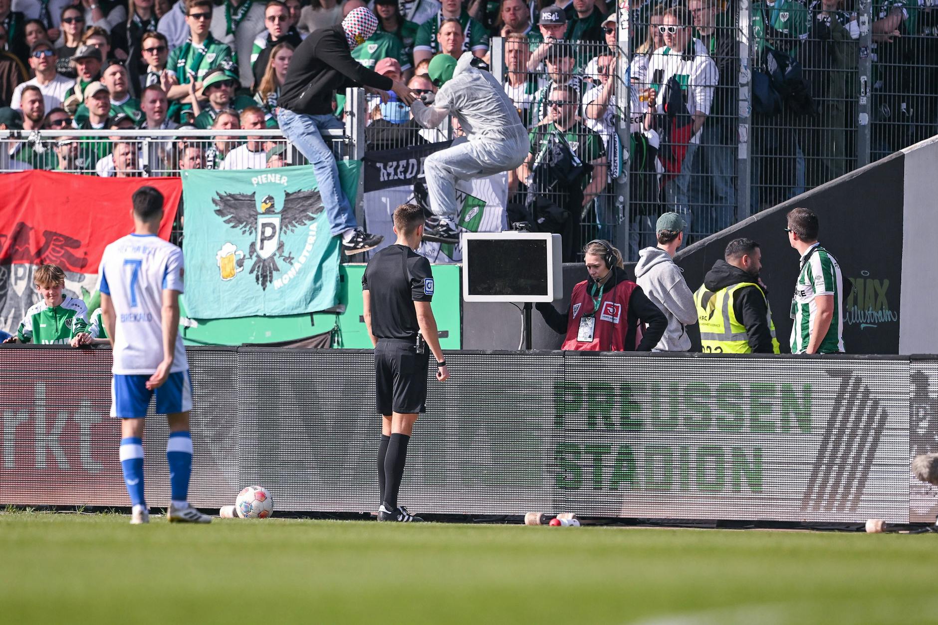 Als Schiri Felix Bickel sich die Elferszene anschauen wollte, war der Bildschirm schwarz und der Ultra-Saboteur flüchtete zurück in den Preußen-Fanblock.