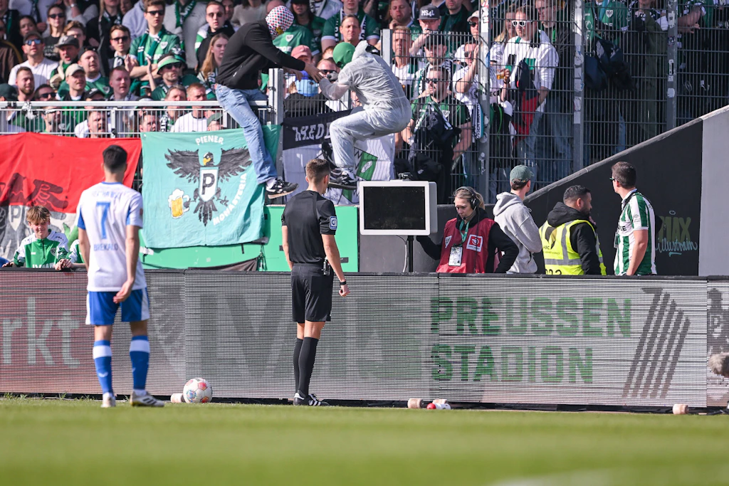 Als Schiri Felix Bickel sich die Elferszene anschauen wollte, war der Bildschirm schwarz und der Ultra-Saboteur flüchtete zurück in den Preußen-Fanblock.