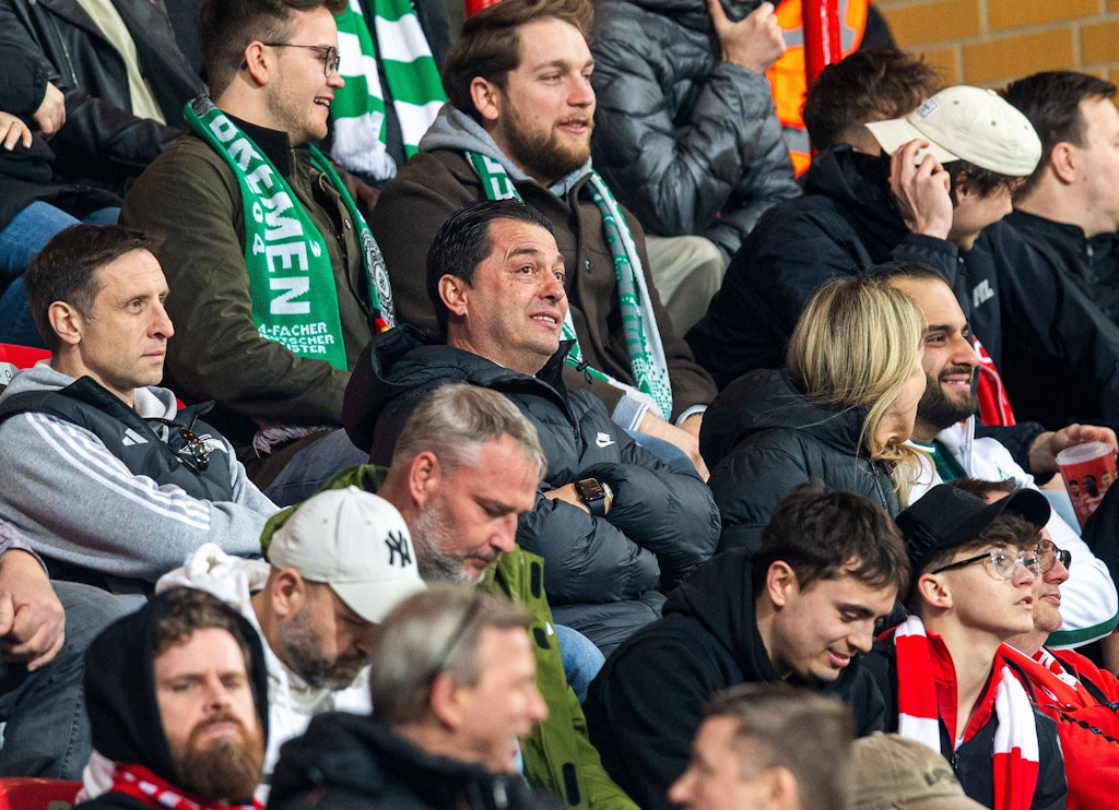 Alte Försterei'de en az bir Berlinli tezahürat yapıyor