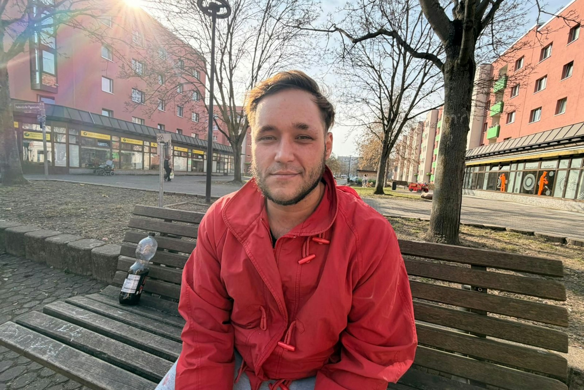 Tim Lehmann sitzt an der Hellersdorfer Promenade auf einer Bank: „Wenn, dann sollten sie das ganze System abschaffen.“