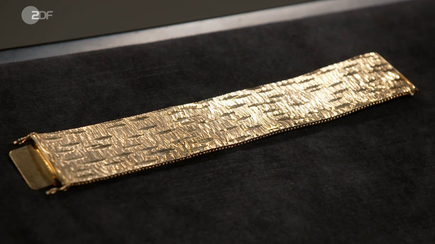 Um dieses Armband geht es – und schon allein der Goldwert dürfte den Preis bei „Bares für Rares“ ordentlich in die Höhe treiben.
