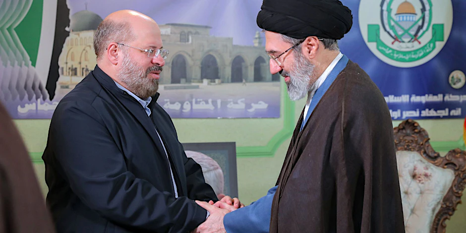 Der Sohn von Ali Chamenei, Modschtaba Chamenei (r), bei einem Treffen mit dem Hamas-Vertreter in Teheran, Chalid Ghodomi (l) 