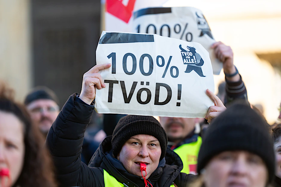 Beschäftigte der Vivantes-Töchter demonstrieren vor dem Berliner Abgeordnetenhaus.