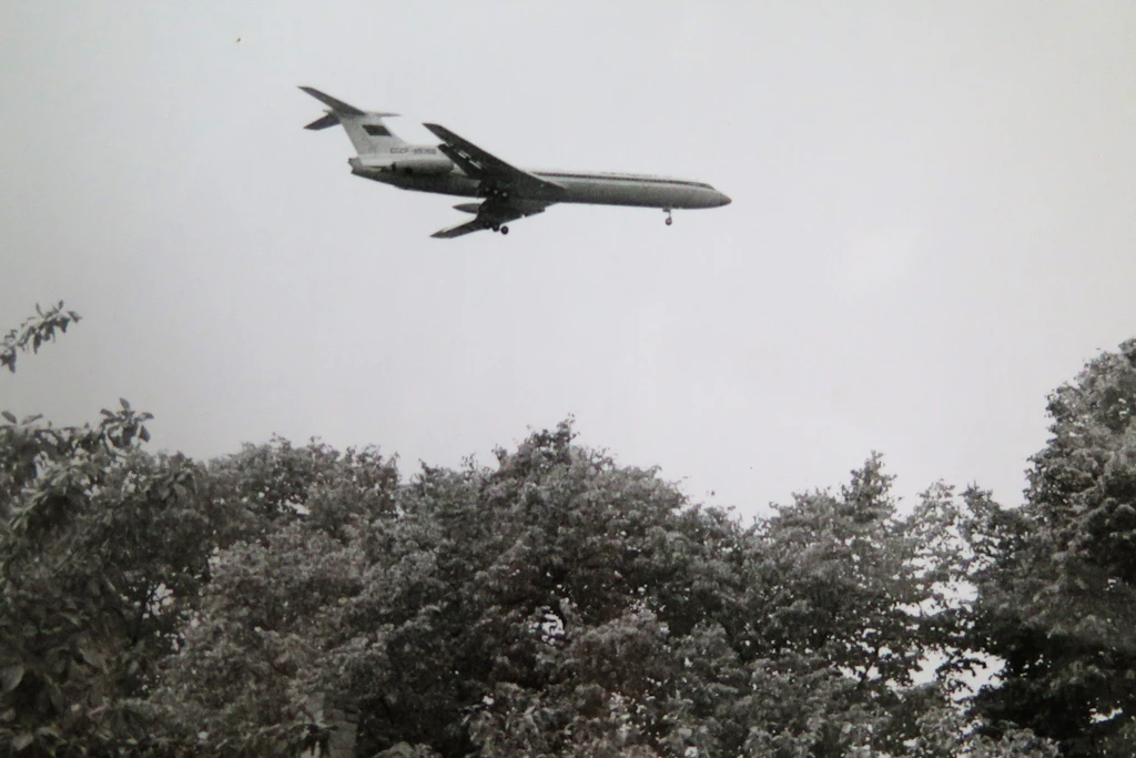 Ein Passagierflugzeug vom Typ TU154 im Landeanflug auf den Flugplatz Sperenberg