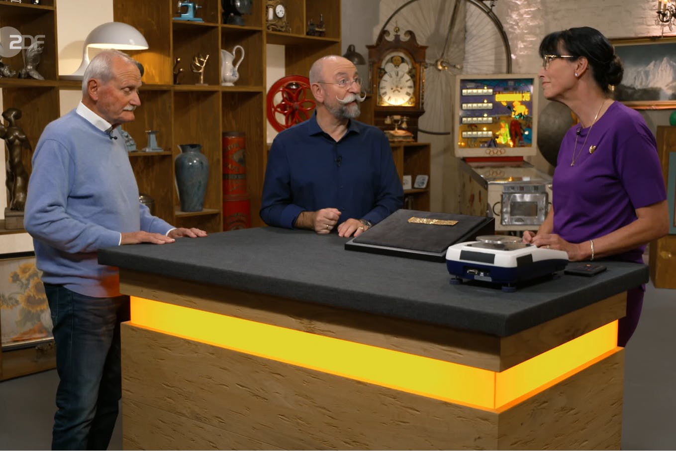 Michael Noll, Horst Lichter und Heide Rezepa-Zabel bei der Expertise bei „Bares für Rares“. Der 81-Jährige will hier ein goldenes Armband seiner Frau verkaufen.