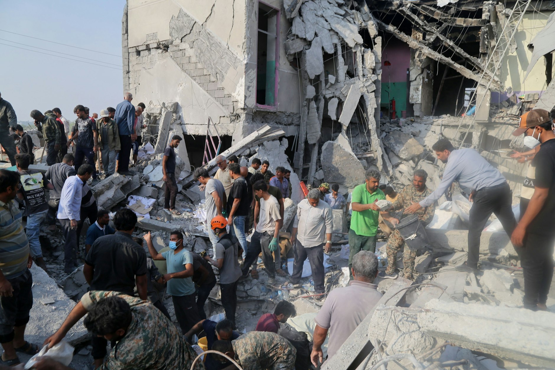 Minab, Iran: Rettungskräfte und Anwohner durchsuchen am 28. Februar die Trümmer nach einem Angriff auf eine Grundschule für Mädchen.