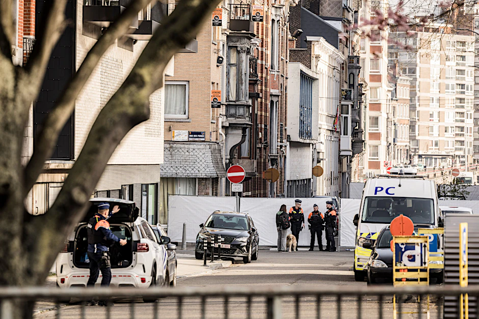 Polizisten stehen an Absperrungen und sichern ein Gebiet nach einer Explosion in der Nähe einer Synagoge in Lüttich.