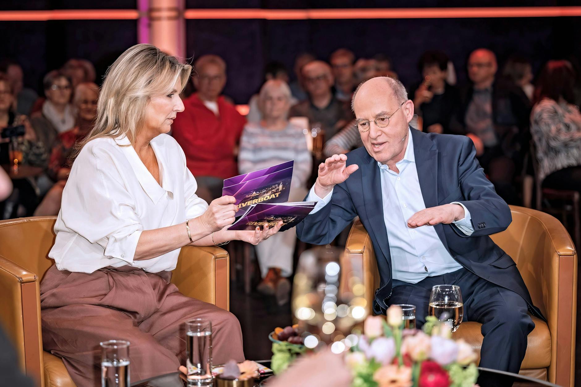 Moderatorin Kim Fisher und Politiker Gregor Gysi führen in der neusten Folge von „Riverboat“ einen Schmuddel-Talk