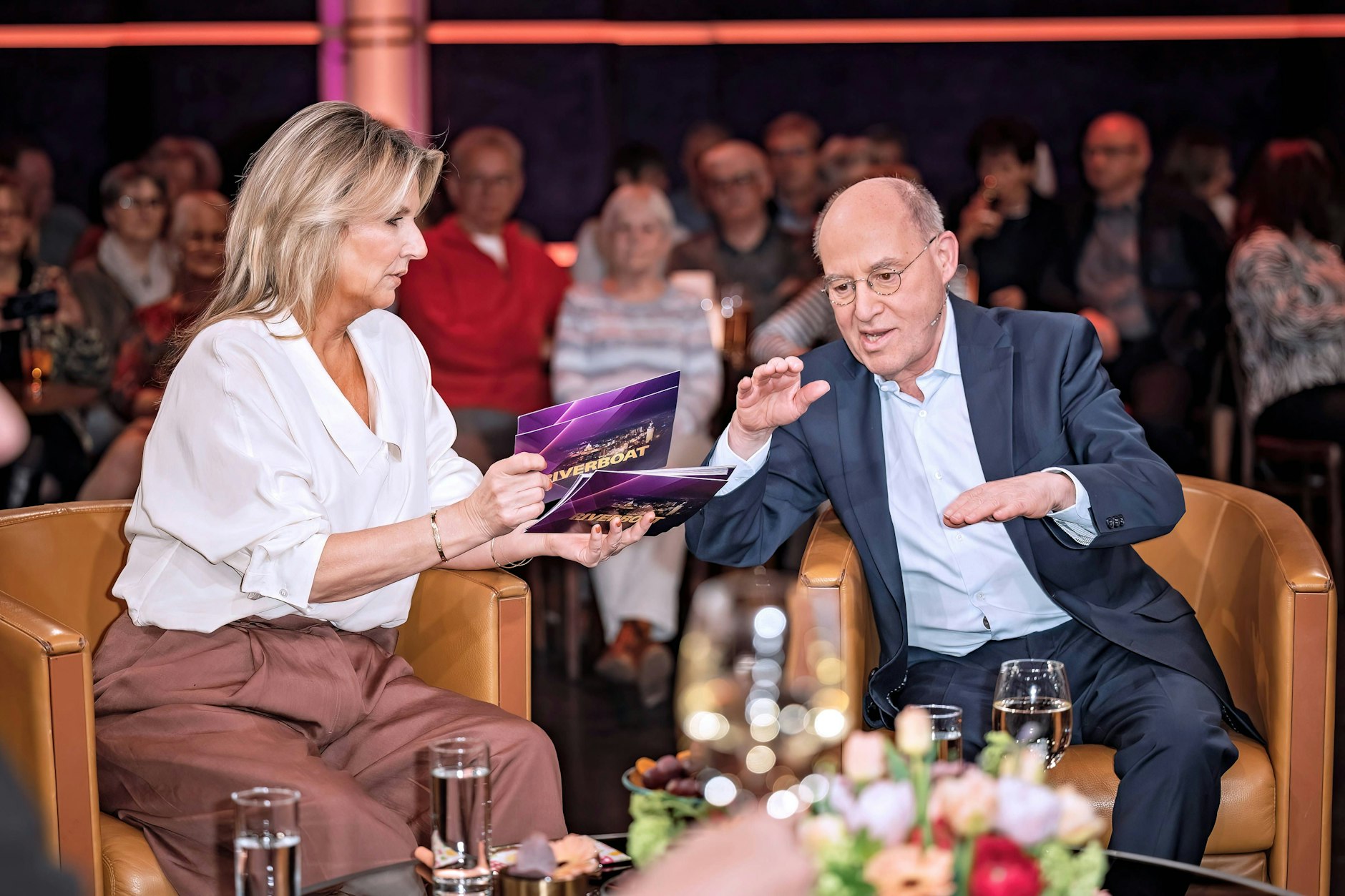 Moderatorin Kim Fisher und Politiker Gregor Gysi führen in der neusten Folge von „Riverboat“ einen Schmuddel-Talk