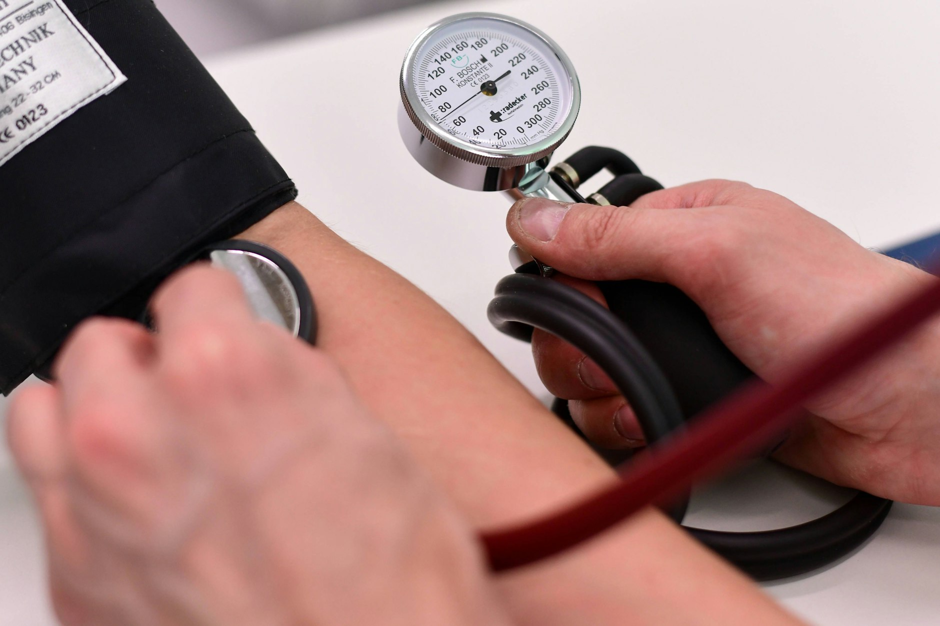 Die sogenannten Korotkoff-Geräusche hört der Arzt, wenn er bei einem Patienten den Blutdruck misst.