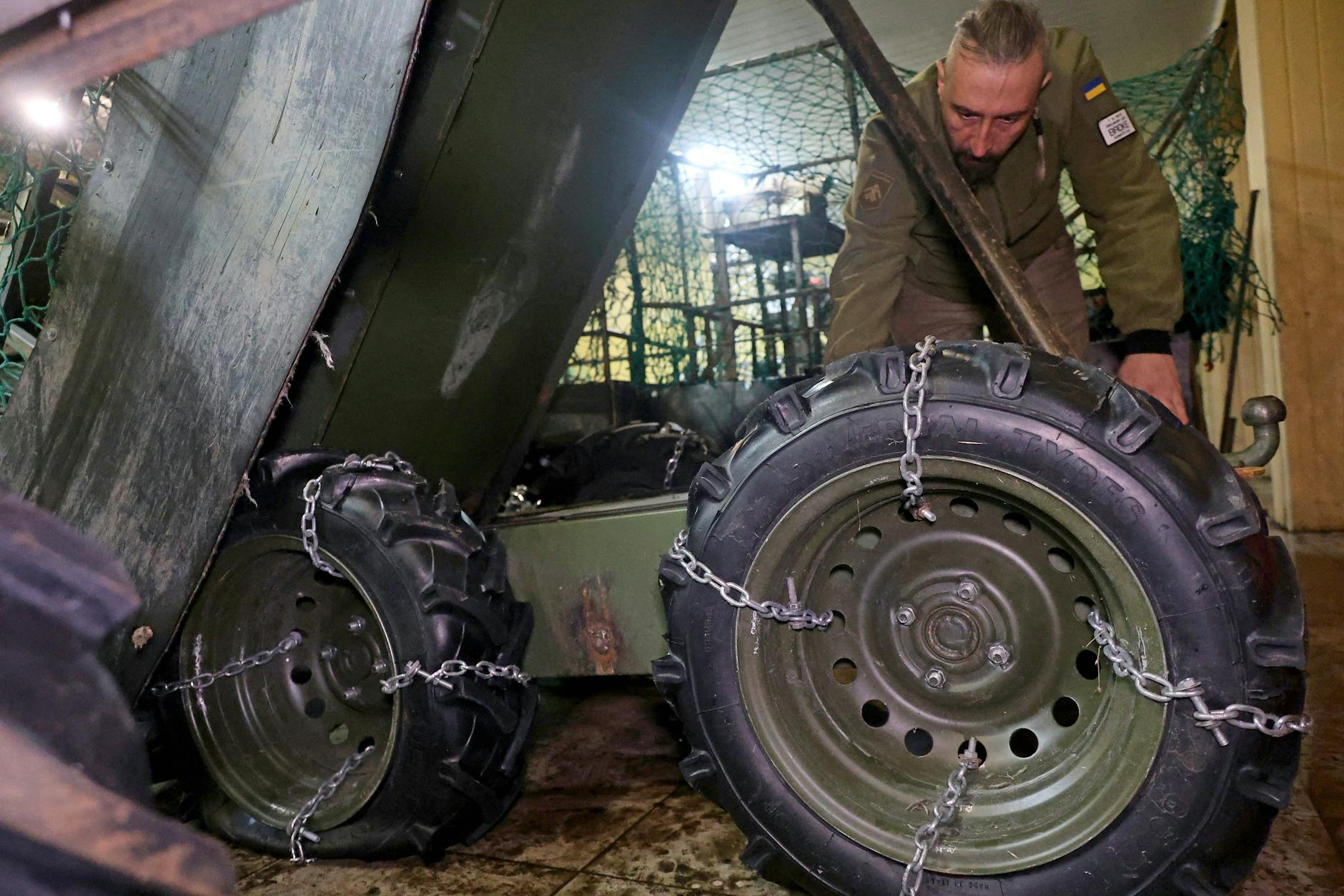 Ein ukrainischer Soldat bereitet ein unbemanntes Bodenfahrzeug (UGV) für den Einsatz vor.