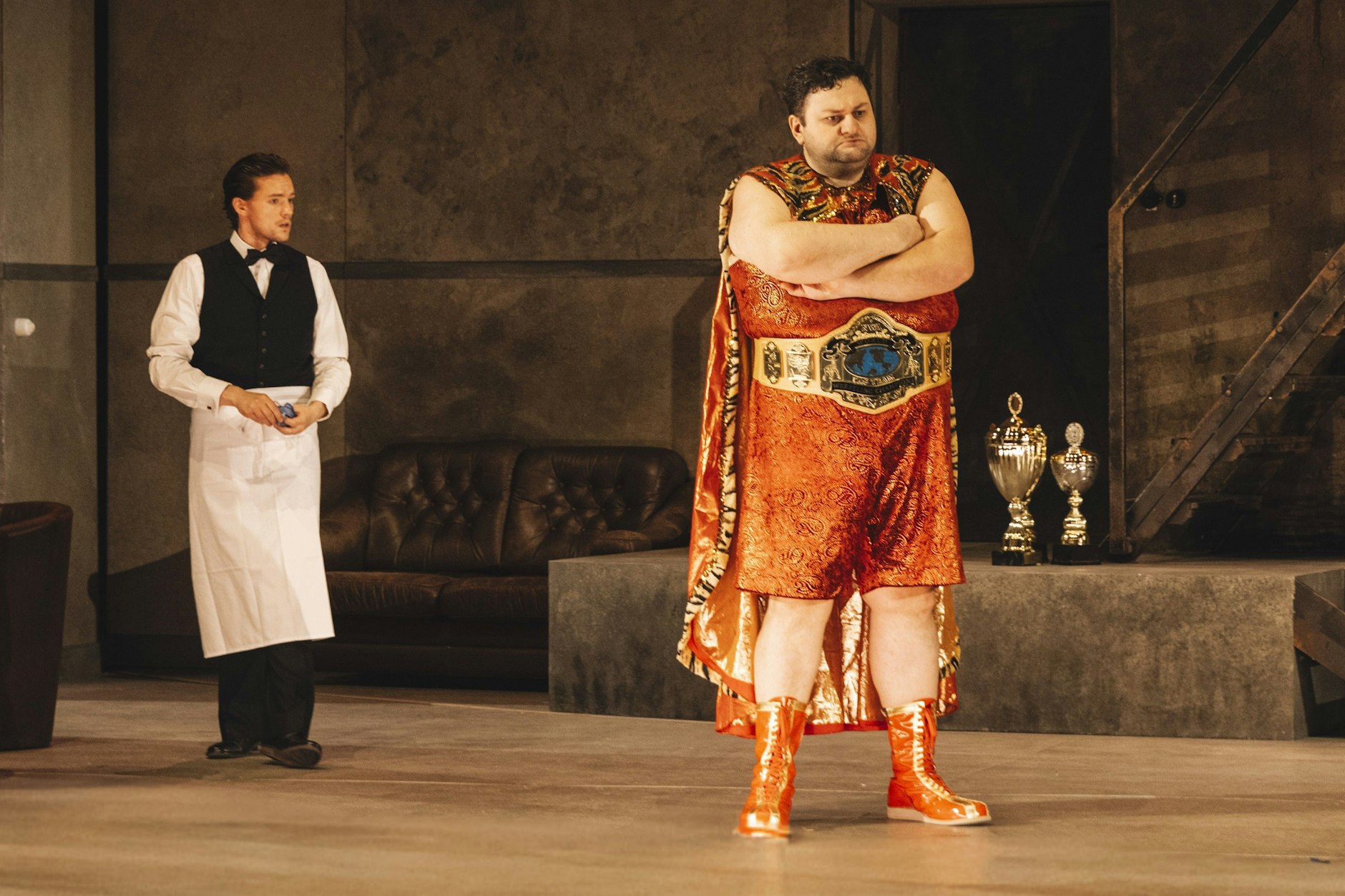 Die „Italienerin in Algier“ spielt bei Villazón im Wrestling-Mileu, Szene mit Lindoro und Taddeo (v.l., Jonah Hoskins, Misha Kiria).