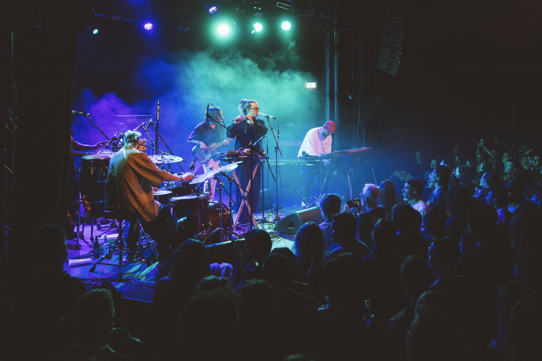 Keyboarder Àbáse (r.) mit seiner Band auf dem XJazz 2025