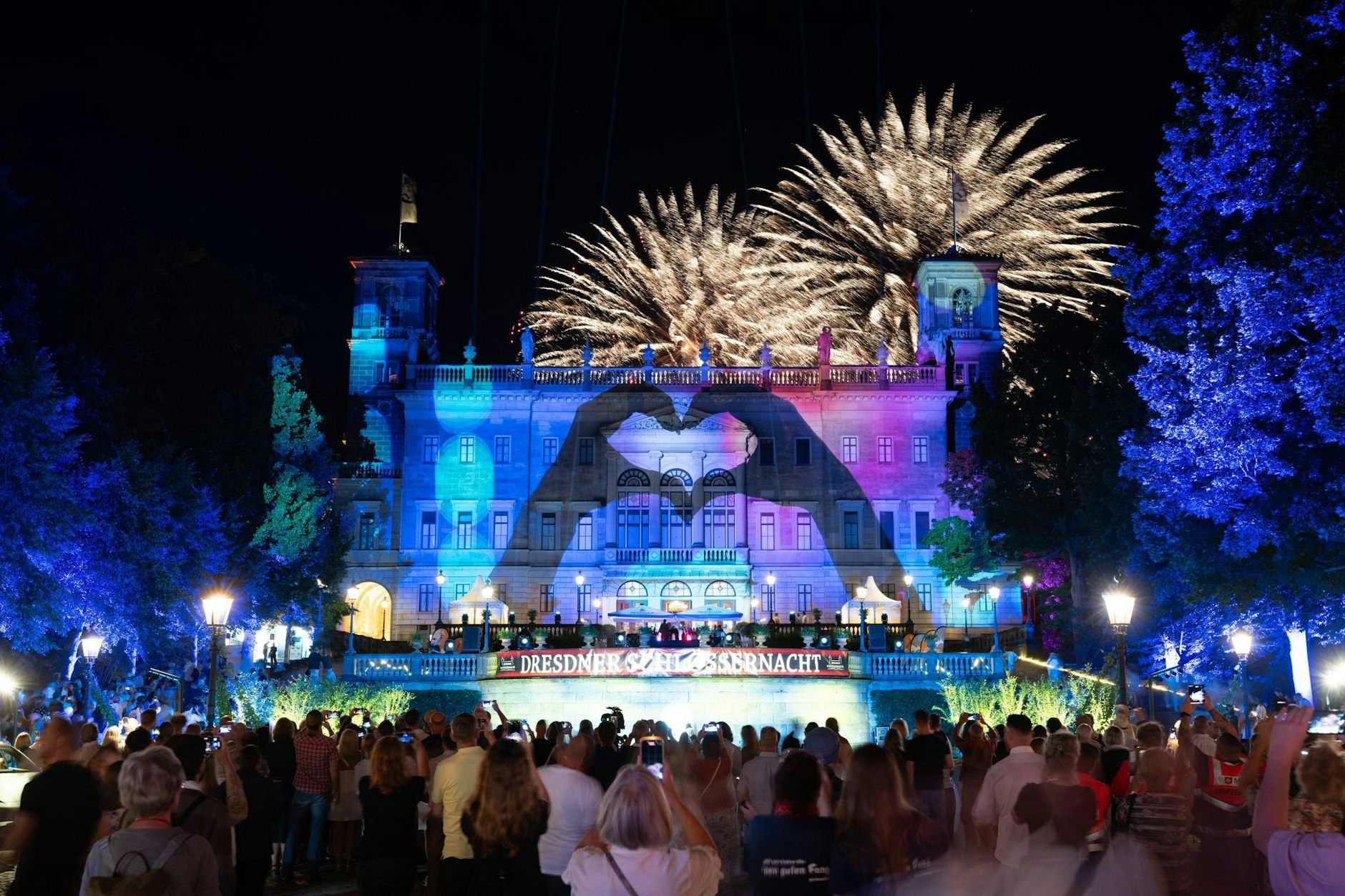 Ein Feuerwerk steigt bei der 15. Dresdner Schlössernacht über dem Schloss Albrechtsberg auf.