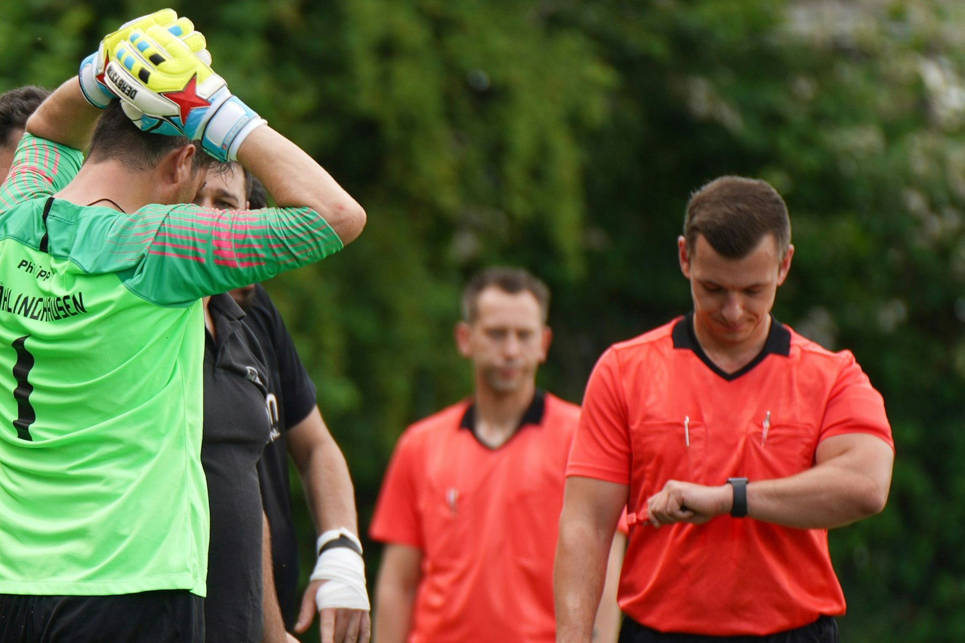 Ein Schiedsrichter bringt die Kreisliga-Partie zwischen dem FV Turbine Potsdam und dem SV 05 Rehbrücke in der Nachspielzeit gehörig durcheinander (Symbolbild).