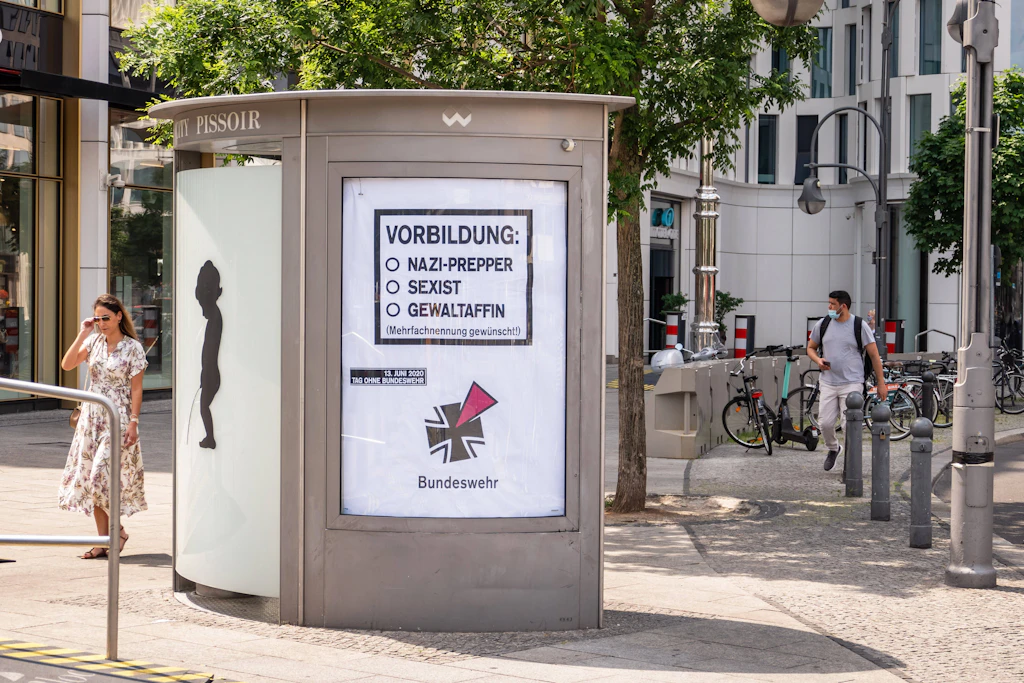 „Abhängen mit Nazi-Preppern?“ – Aktivisten wegen Plakaten vor Gericht