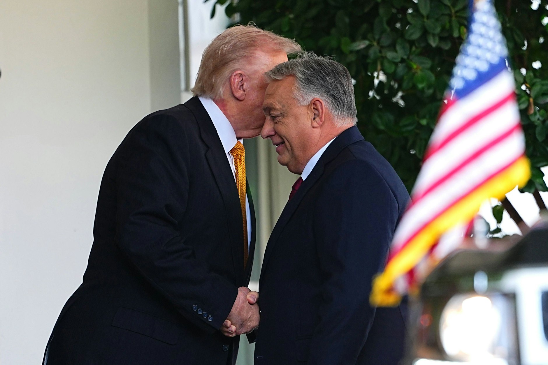 Trump begrüßt Orbán vor dem Weißen Haus.