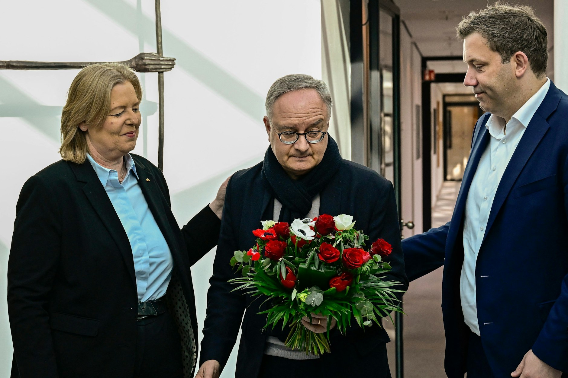 Muss Opa ins Altenheim? Nein, die SPD-Parteivorsitzenden Bärbel Bas (l.) und Lars Klingbeil (r.) trösten Wahlverlierer Andreas Stoch