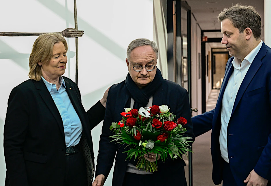 Muss Opa ins Altenheim? Nein, die SPD-Parteivorsitzenden Bärbel Bas (l.) und Lars Klingbeil (r.) trösten Wahlverlierer Andreas Stoch