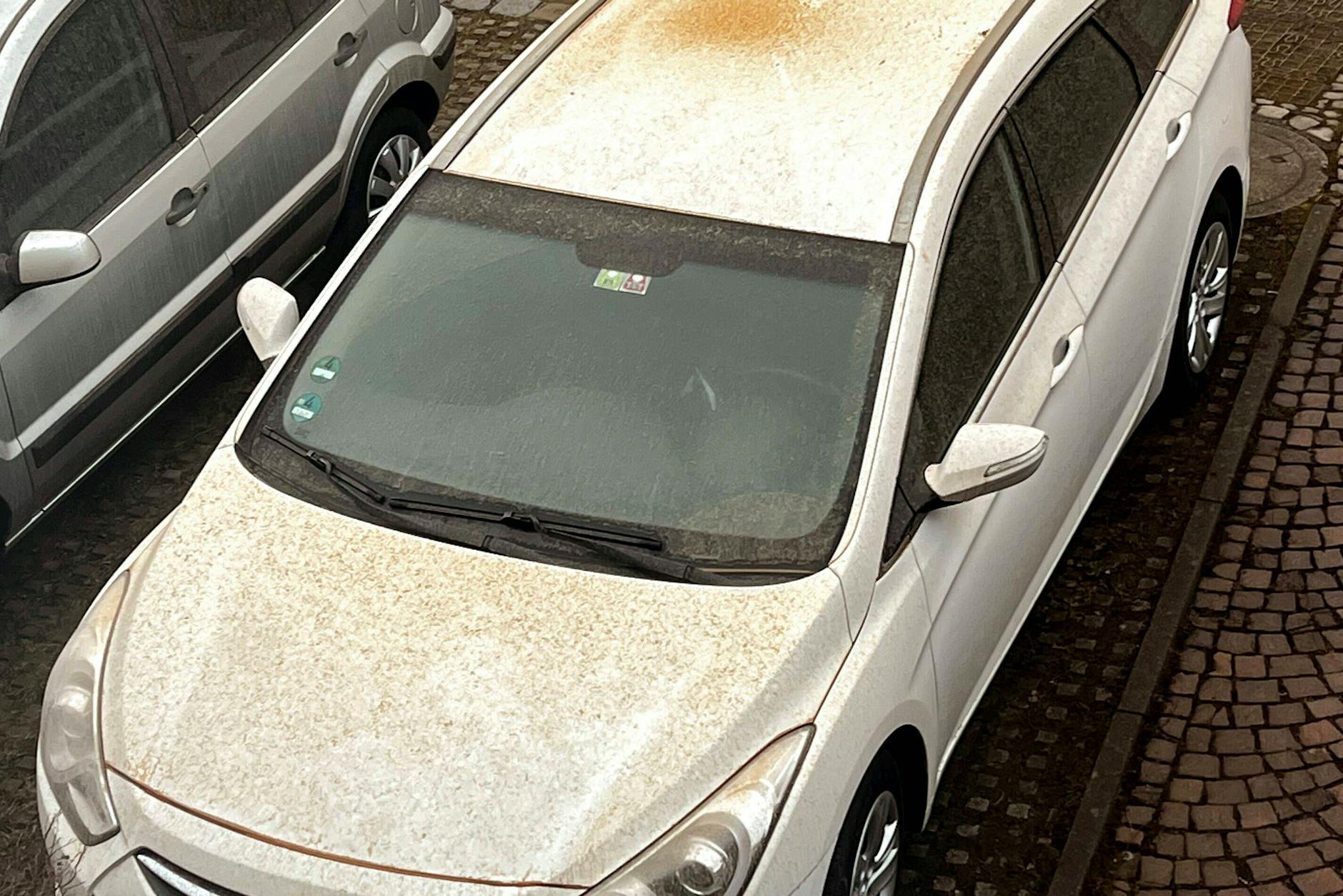 So können die Reste von Sahara-Staub und Blutregen auf Ihrem Auto aussehen.