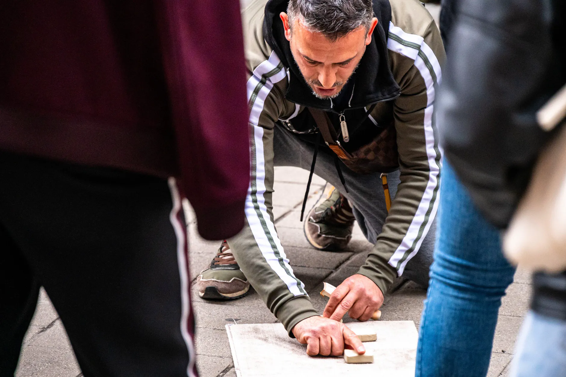 Die Polizei warnt unter anderem vor Hütchenspielern, bei denen man nicht gewinnen kann.