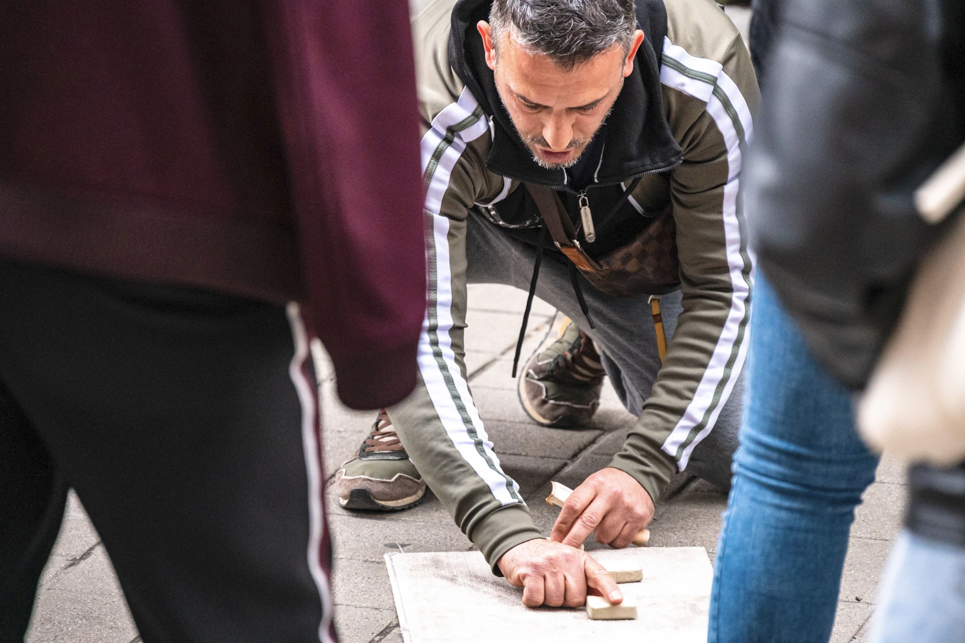 Die Polizei warnt unter anderem vor Hütchenspielern, bei denen man nicht gewinnen kann.