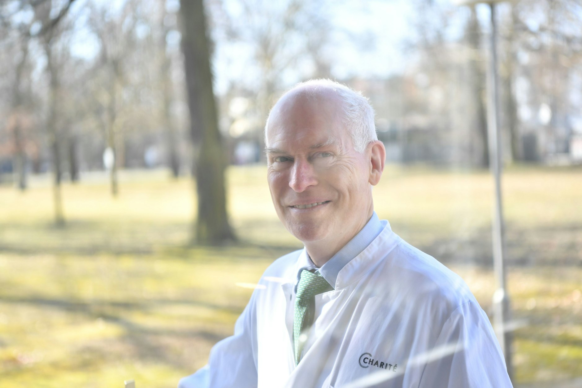 Prof. Torsten Zuberbier ist ein europaweit anerkannter Allergie-Fachmann und sagt, dass Erkankte dennoch diese Jahreszeit genießen können.