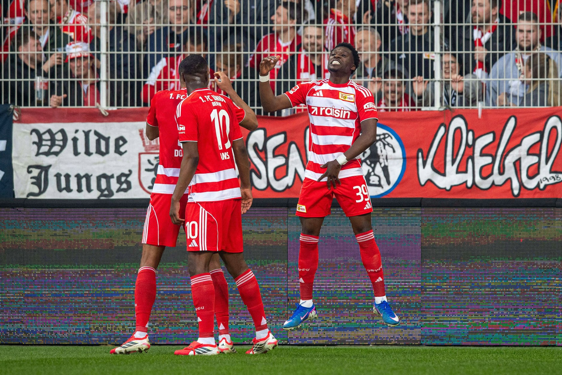 Am Sonntag in Freiburg wollen Derrick Köhn (r.) und seine Teamkollegen vom 1. FC Union Berlin wieder jubeln.