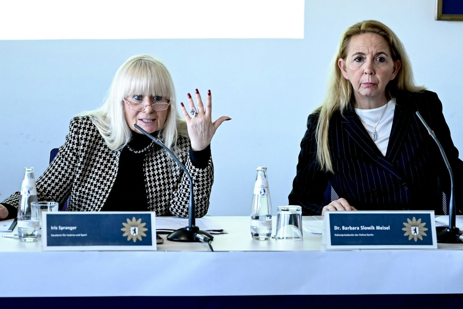 Berlins Innen- und Sportsenatorin Iris Spranger (SPD, l.) und Polizeipräsidentin Barbara Slowik Meisel reisten gemeinsam zum Super Bowl in die USA.