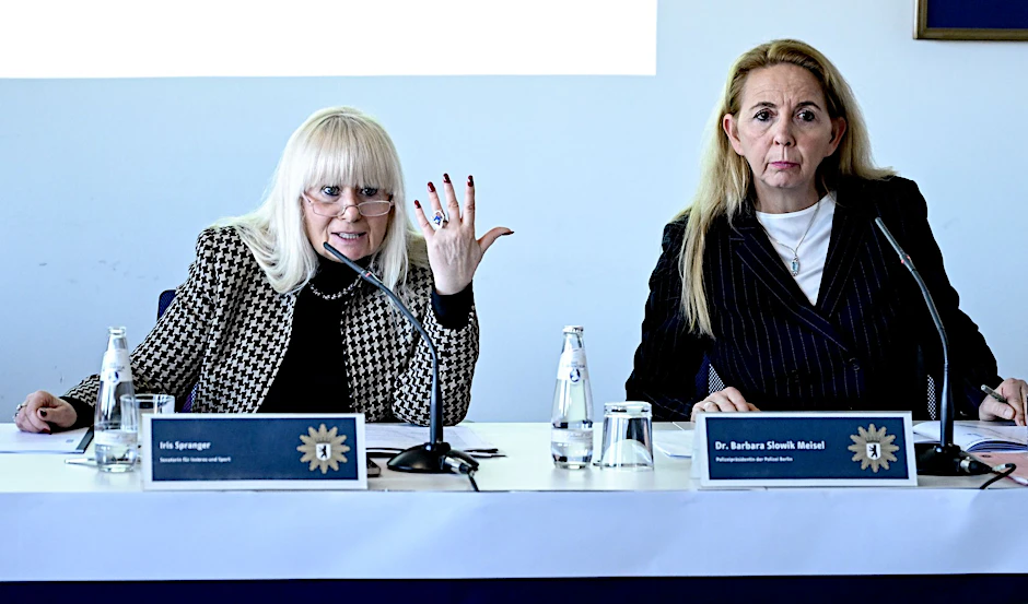 Berlins Innen- und Sportsenatorin Iris Spranger (SPD, l.) und Polizeipräsidentin Barbara Slowik Meisel reisten gemeinsam zum Super Bowl in die USA.