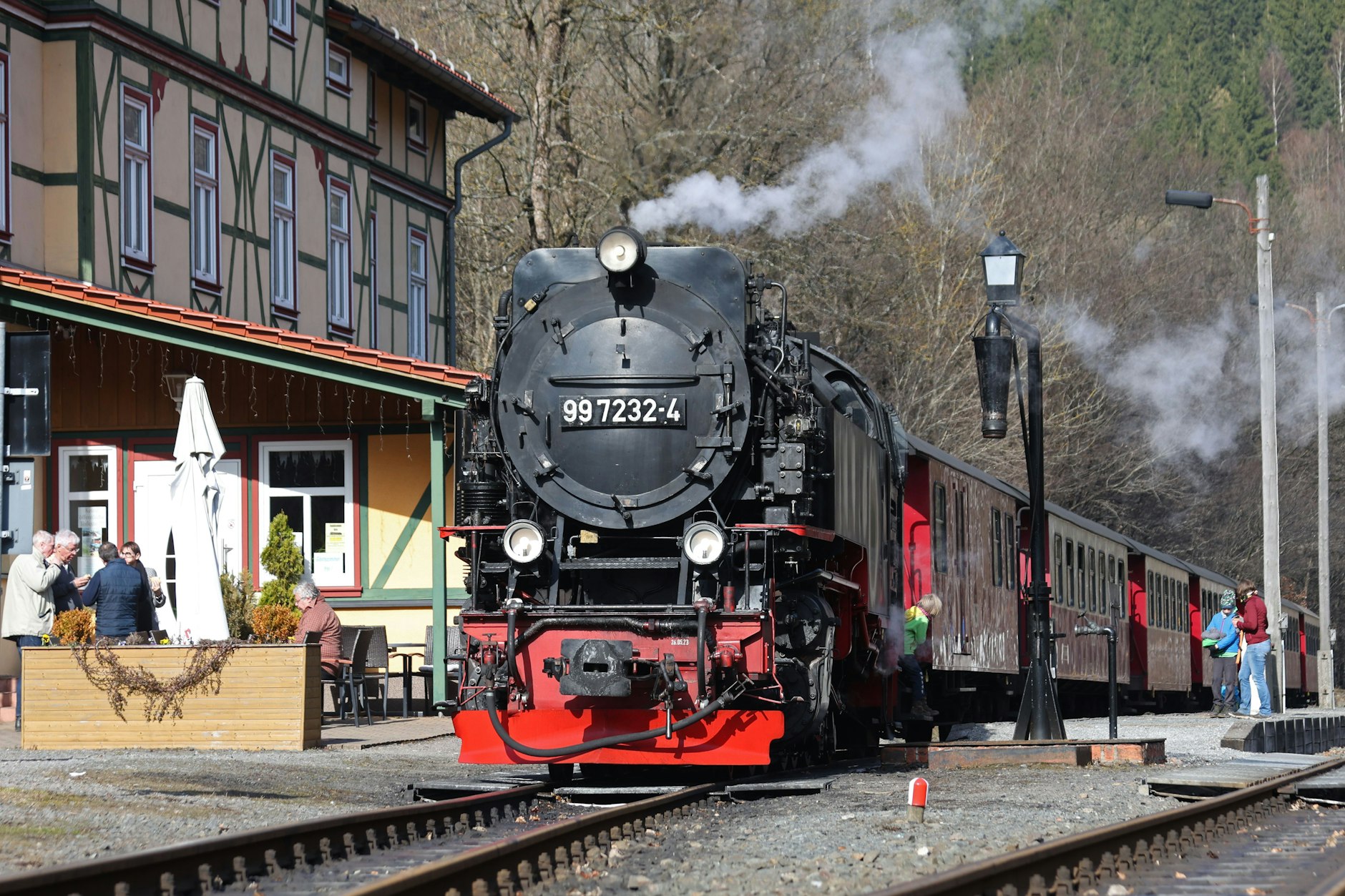 Ein Zug der Harzer Schmalspurbahnen steht im Bahnhof Eisfelder Talmühle.