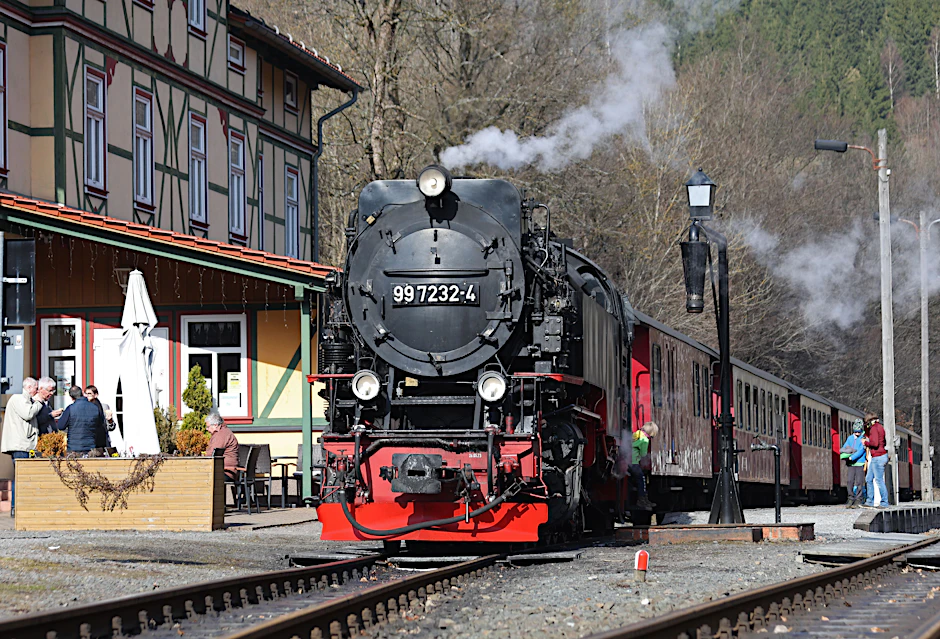 Ein Zug der Harzer Schmalspurbahnen steht im Bahnhof Eisfelder Talmühle.