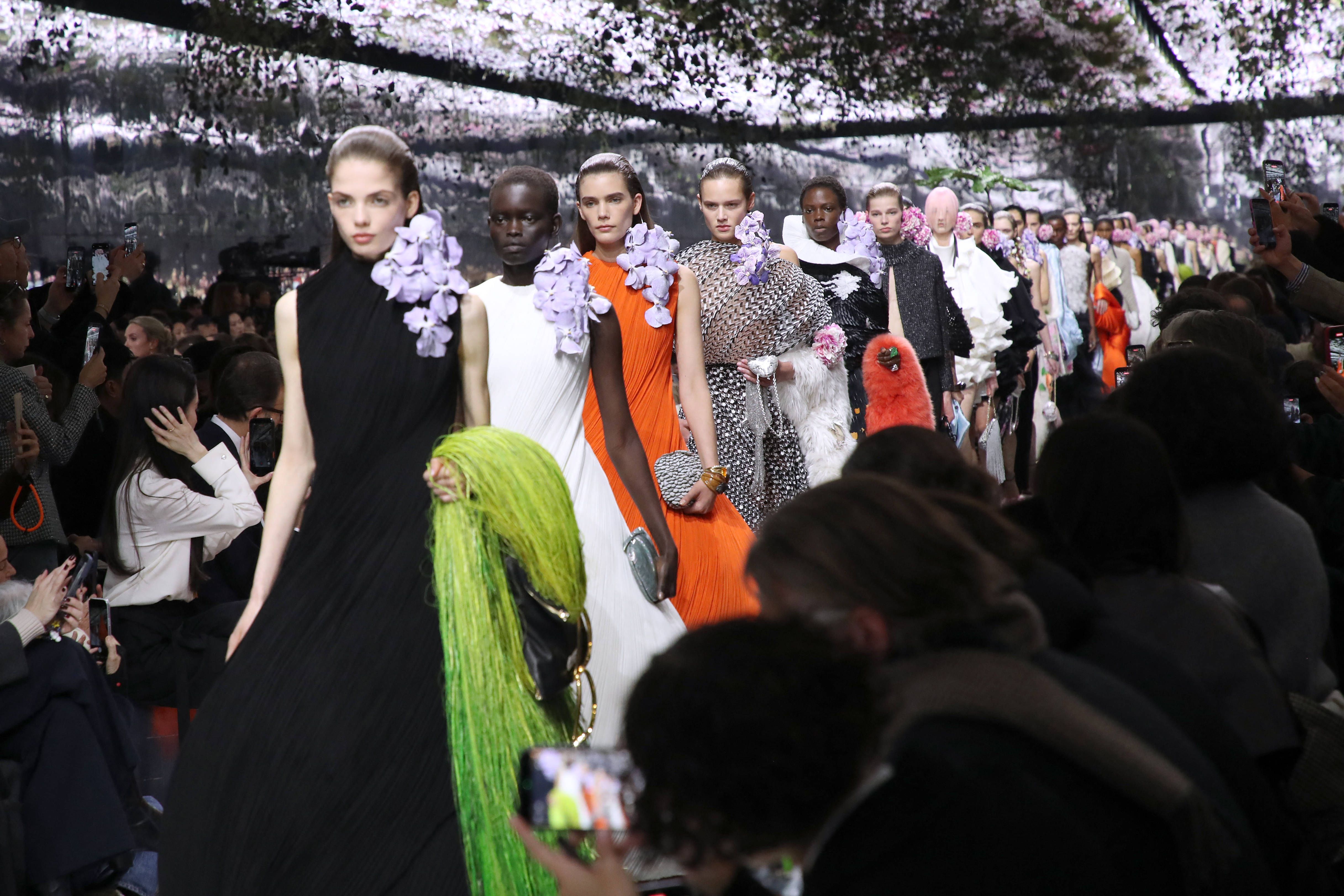 Treiben Sie es bunt! Die angesagten Farben des Frühlings und wie man sie trägt