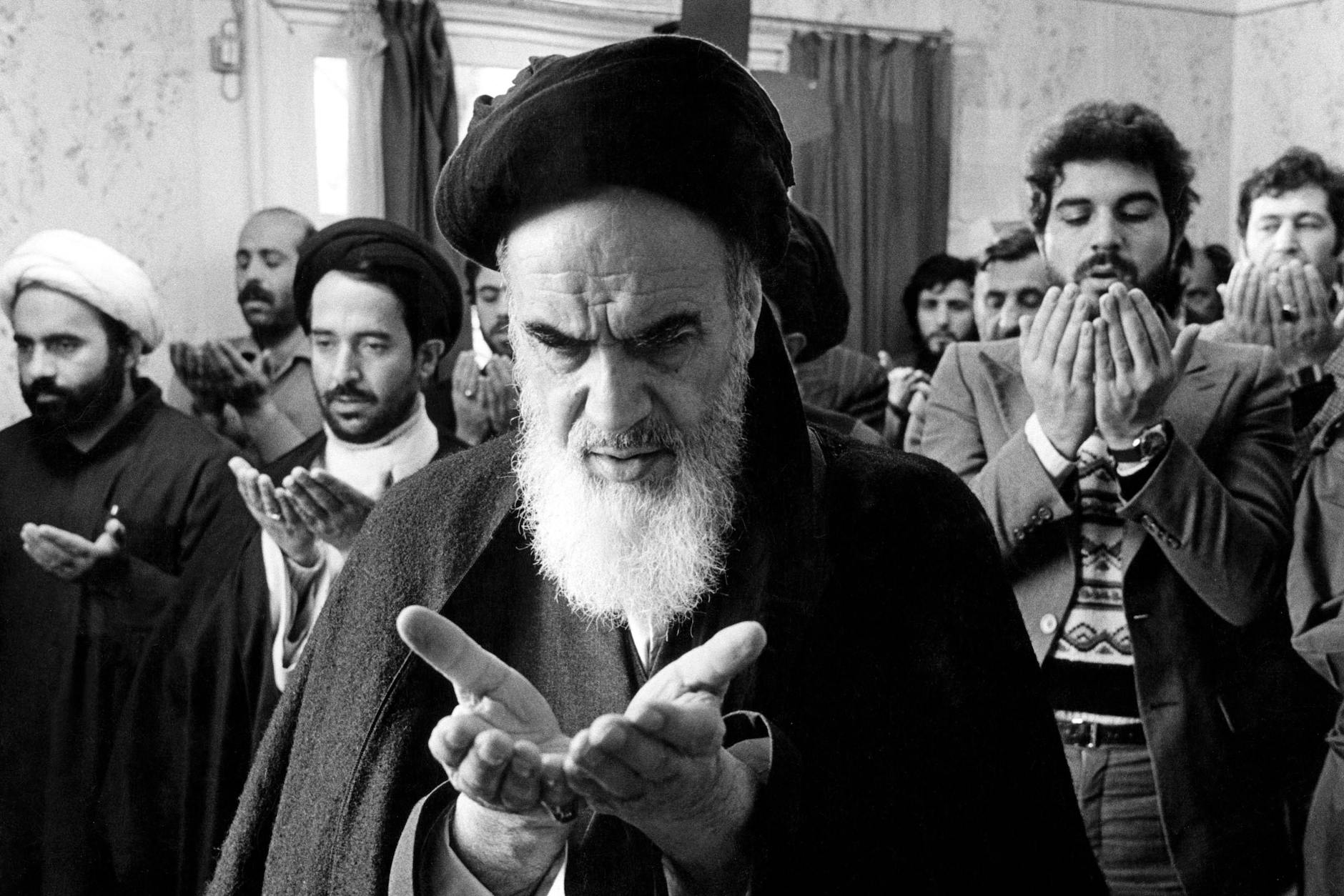 Ajatollah Ruhollah Khomeini befeuerte aus dem Exil in Frankreich den Widerstand gegen Schah Reza Pahlavi. Nach dem Ende der Monarchie und seiner Rückkehr in den Iran 1979 errichtete er den Gottesstaat.