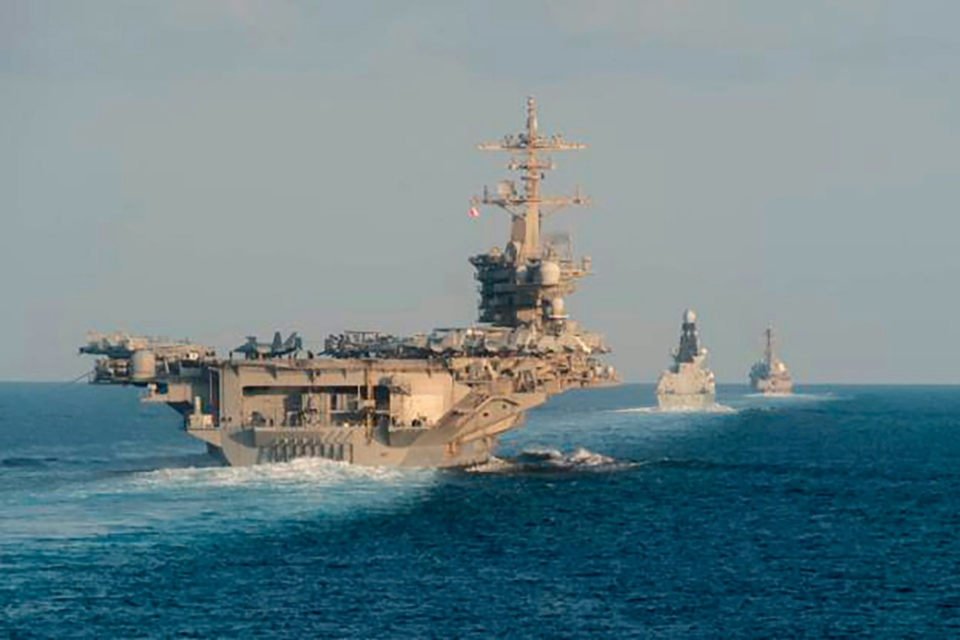 Der US-Flugzeugträger USS Abraham Lincoln (l), der britische Luftabwehrzerstörer HMS Defender und der US-Lenkwaffenzerstörer USS Farragut passieren die internationale Meerenge Straße von Hormus.