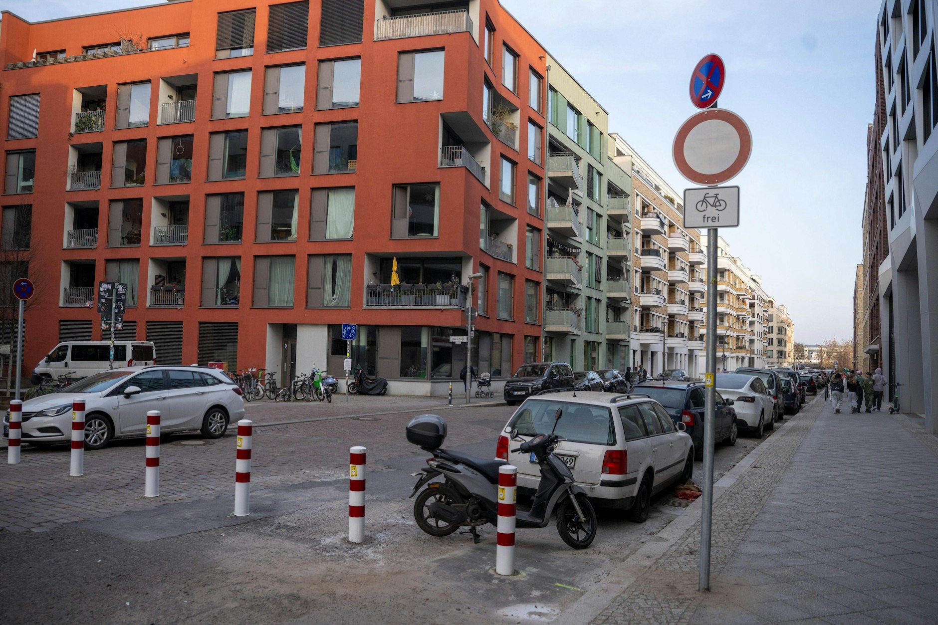 Die neuen Poller in der Revaler Straße Ecke Haasestraße versperren nun den Weg für Autos zum Ostkreuz