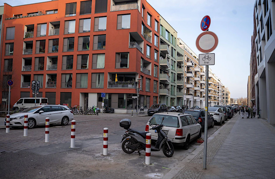 Die neuen Poller in der Revaler Straße Ecke Haasestraße versperren nun den Weg für Autos zum Ostkreuz