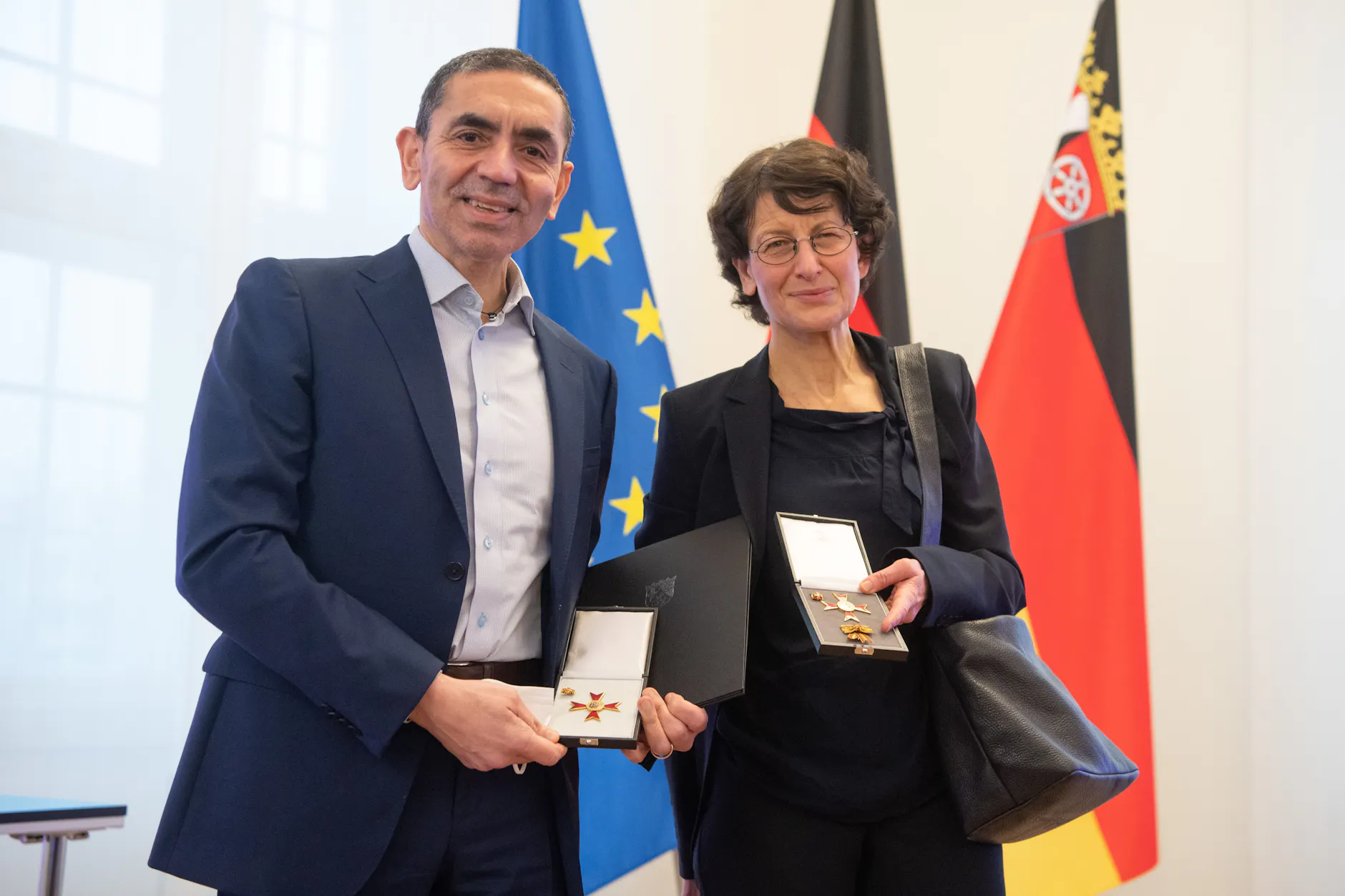 Die Biontech Gründer Ugur Sahin (l) und Özlem Türeci bei der Verleihung des Verdienstordens des Landes Rheinland-Pfalz in der Staatskanzlei in Mainz.