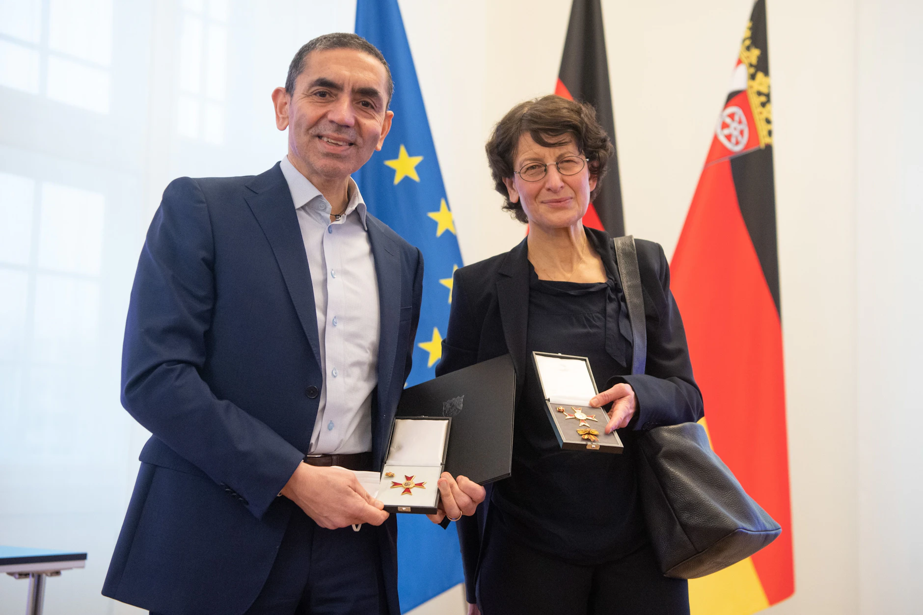 Die Biontech Gründer Ugur Sahin (l) und  Özlem Türeci bei der Verleihung des Verdienstordens des Landes Rheinland-Pfalz in der Staatskanzlei in Mainz.