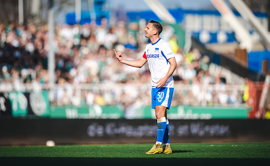 Paul Seguin trug beim Spiel von Hertha BSC in Münster zum ersten Mal die Kapitänsbinde, als Fabian Reese ausgewechselt wurde.