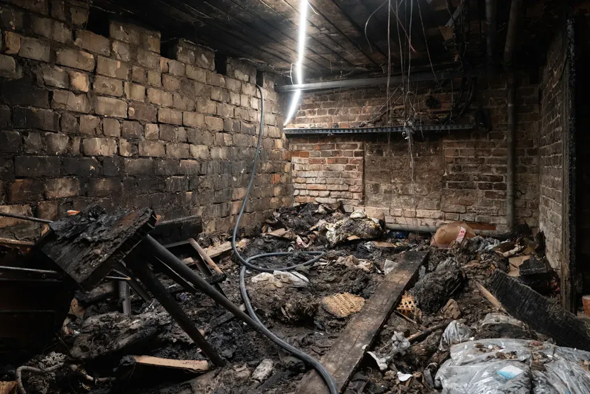 Der Kellerabteil nach dem Brand: Laut Verwaltung die Ursache für die Unbewohnbarkeit des ganzen Hauses.