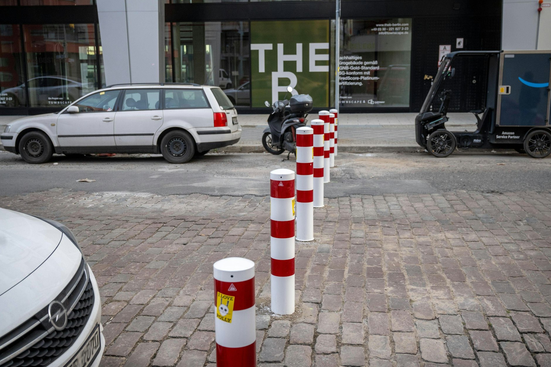 Vor einer Woche begannen die Arbeiten an der Haasestraße. Nun versperren diese Poller den Weg für Autofahrer. 