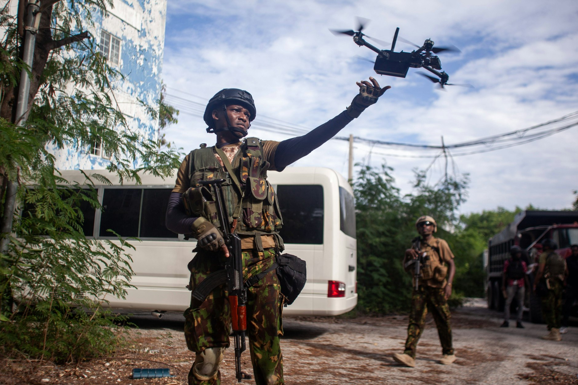 Port-au-Prince, Haiti: Ein haitianischer Polizist startet eine Drohne.