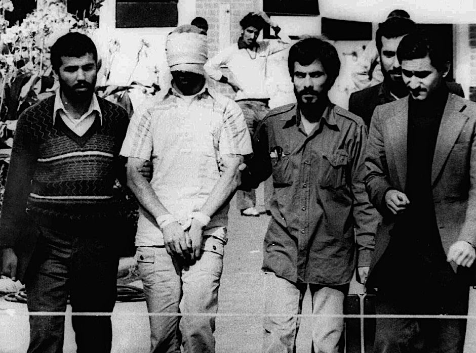 Iranische Geiselnehmer führten Mitarbeiter der 1979 besetzten US-Botschaft in Teheran der Weltpresse vor. Erst nach 444 Tagen kamen 52 Amerikaner frei.