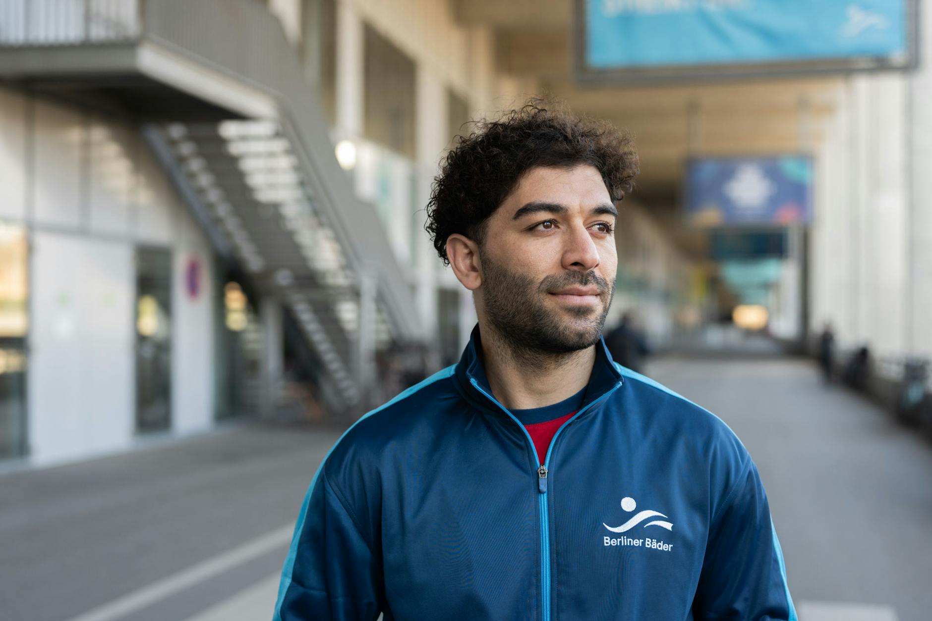 Armin Babaeitapekali hat in kurzer Zeit wirklich erstaunlich gut Deutsch gelernt. Er schaut jeden Tag Netflix auf Deutsch und hört die Nachrichten in langsamer Sprache der Deutschen Welle.