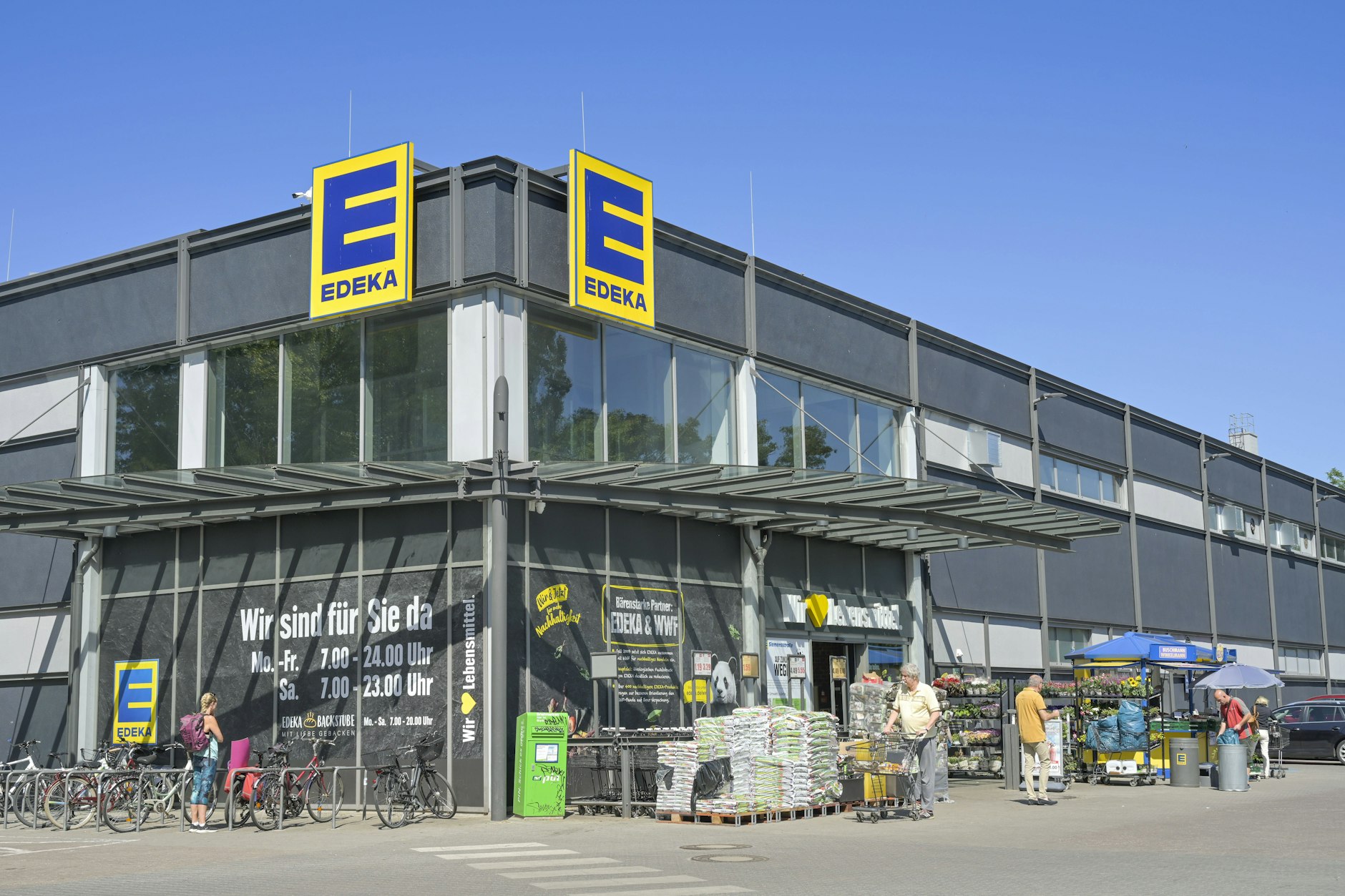 Der Edeka-Markt auf der Siemensstraße in Lankwitz bleibt bestehen. Doch er kann die geschlossene Filiale in der Brieger Straße kaum ersetzen, da er für viele zu weit weg ist.