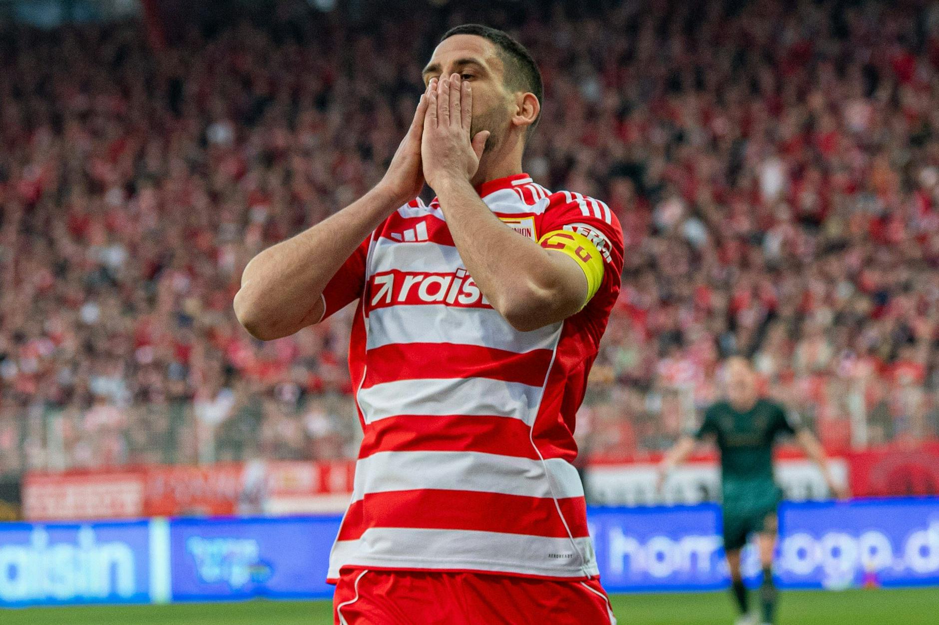 Rani Khedira und viele Fans des 1. FC Union Berlin könnnen es nicht fassen: Den Eisernen droht sportlich wie finanziell der große Knall.