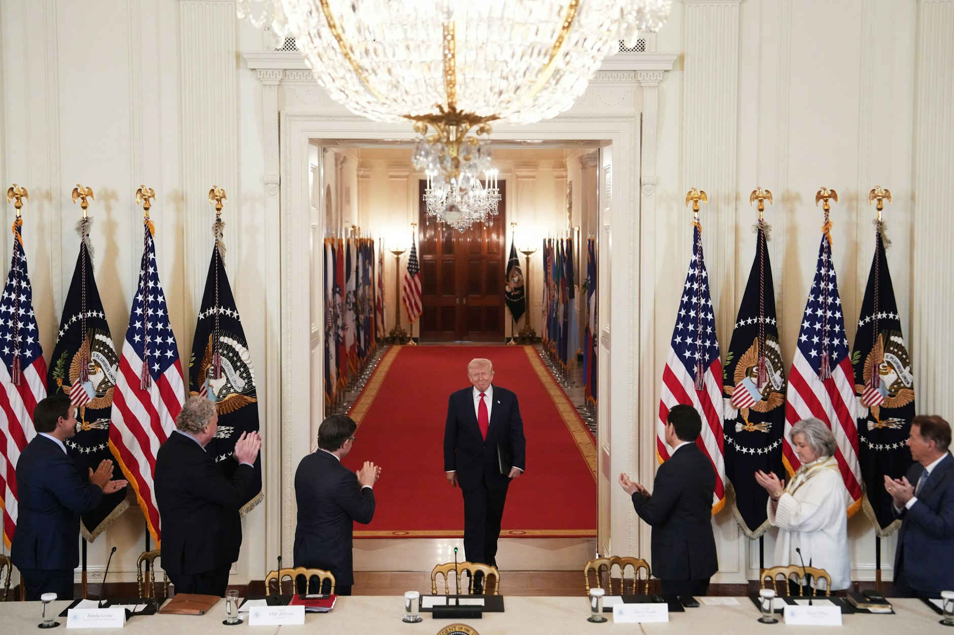 US-Präsident Donald Trump kommt zu einem Rundtischgespräch im Weißen Hauses in Washington.