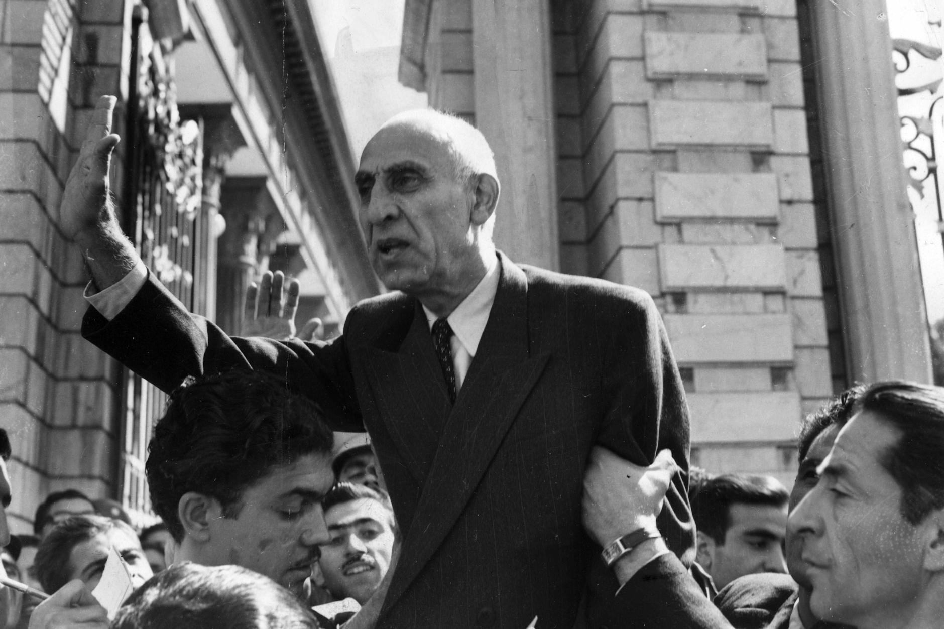 Ministerpräsident Mohammed Mossadegh verstaatlichte die Ölindustrie und wurde auf Betreiben der USA und Großbritanniens 1953 gestürzt.